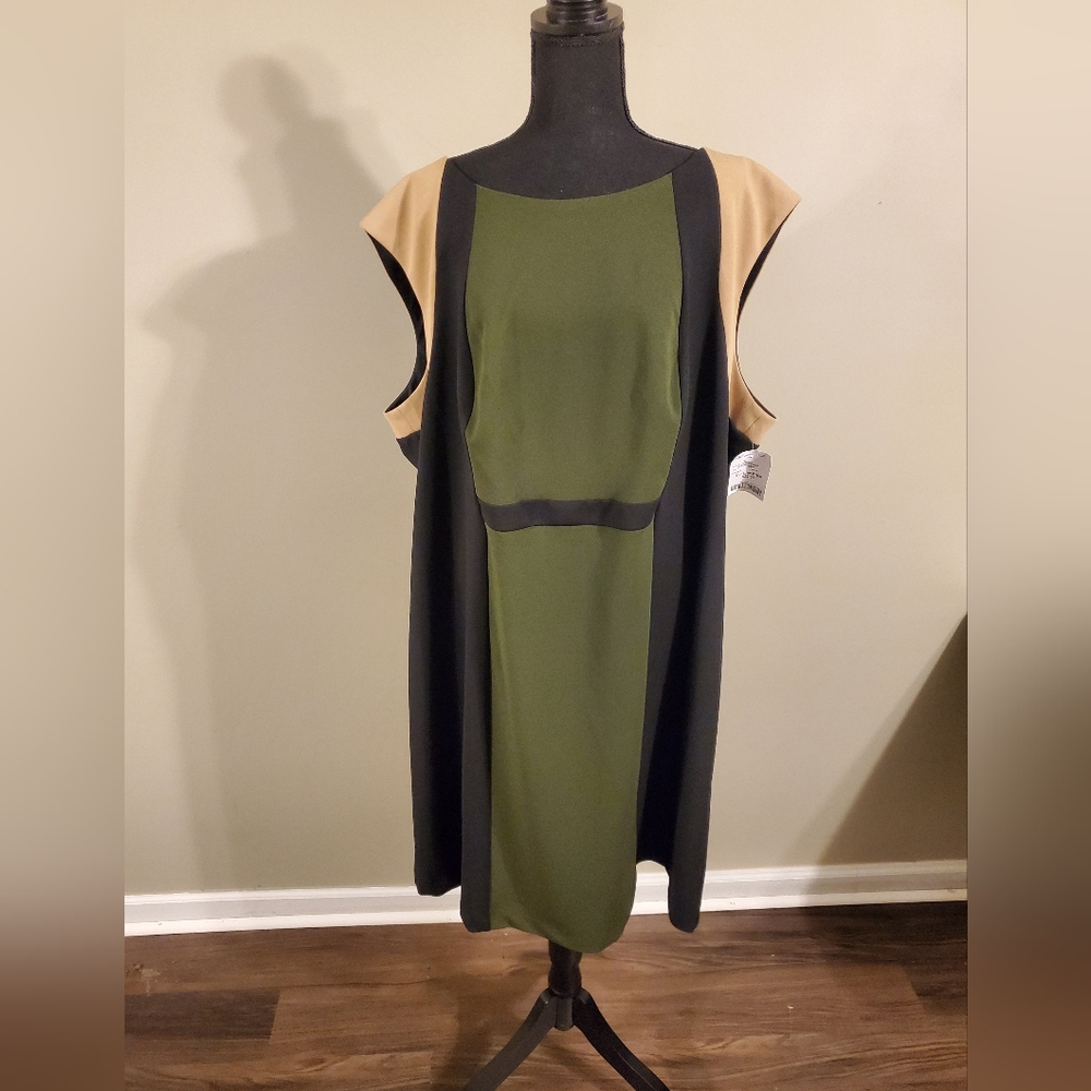 WOMEN PLUS SIZE DRESS SZ 24W. BUSINESS CASUAL. GREEN TAN BLACK.